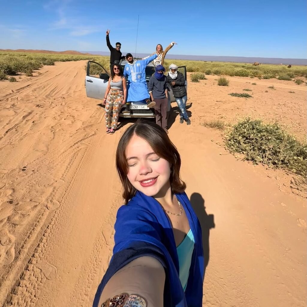 Grupo en una excursión en 4x4 por el desierto con guías bereberes en Marruecos