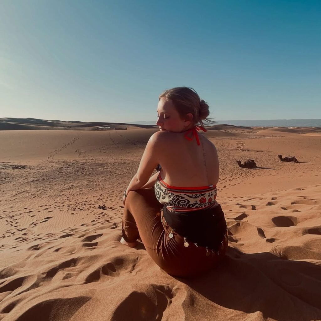Dromadaires et camp dans les dunes du Sahara au Maroc