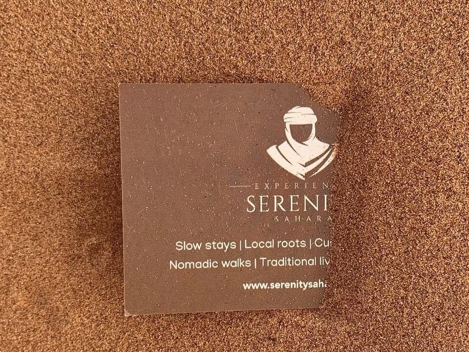 Una tarjeta de Serenity Sahara sobre la arena roja del Sáhara